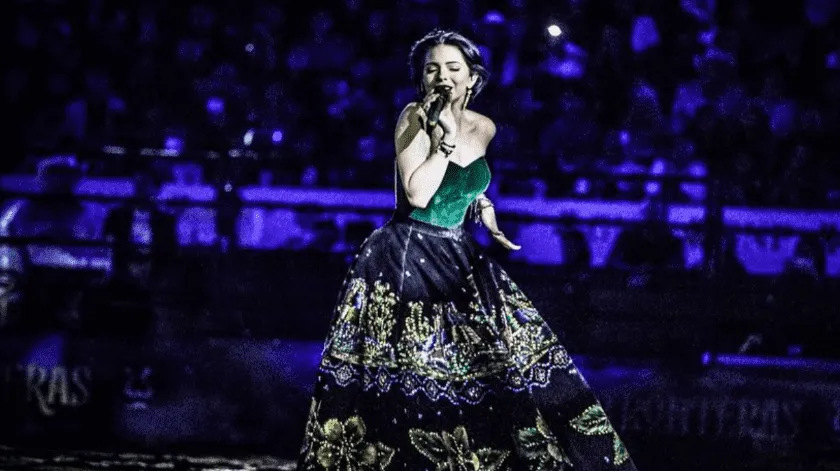 Ángela Aguilar y su padre regalaron boletos para llenar concierto