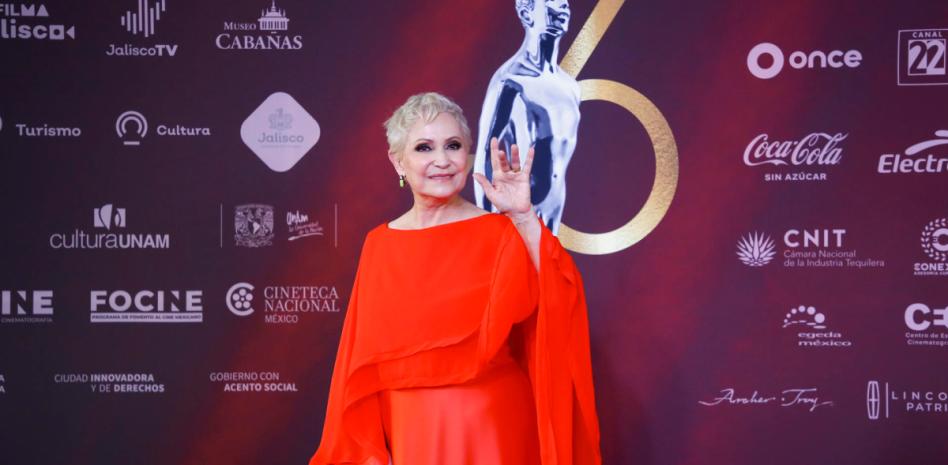 Adriana Barraza pide a Sheinbaum restituir apoyos a la cultura por los jóvenes