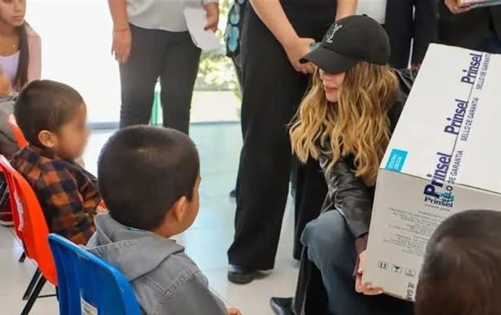 Belinda lleva magia navideña a niños de casa hogar