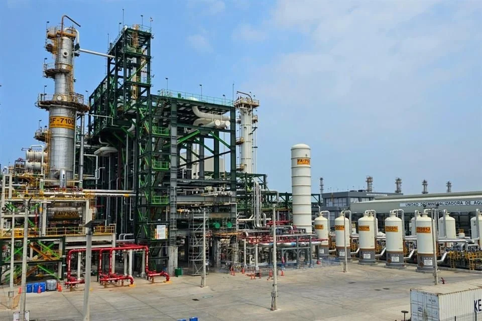 Opera refinería Olmeca al 12%