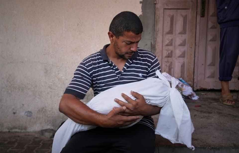 Ataques israelíes matan a 8 niños en fila de comida en Gaza