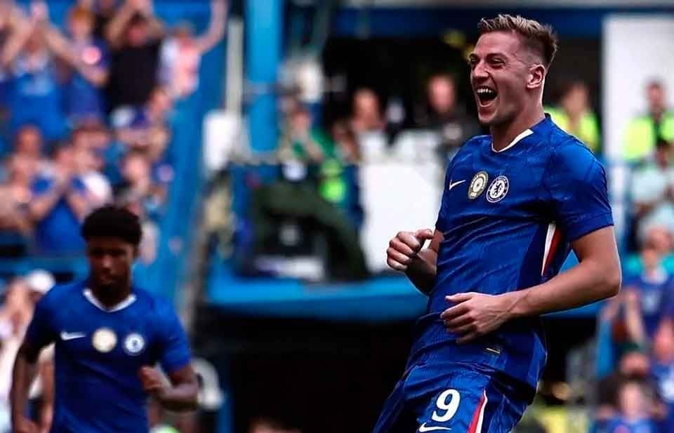 Golea Chelsea al Milán; Giménez en el banco